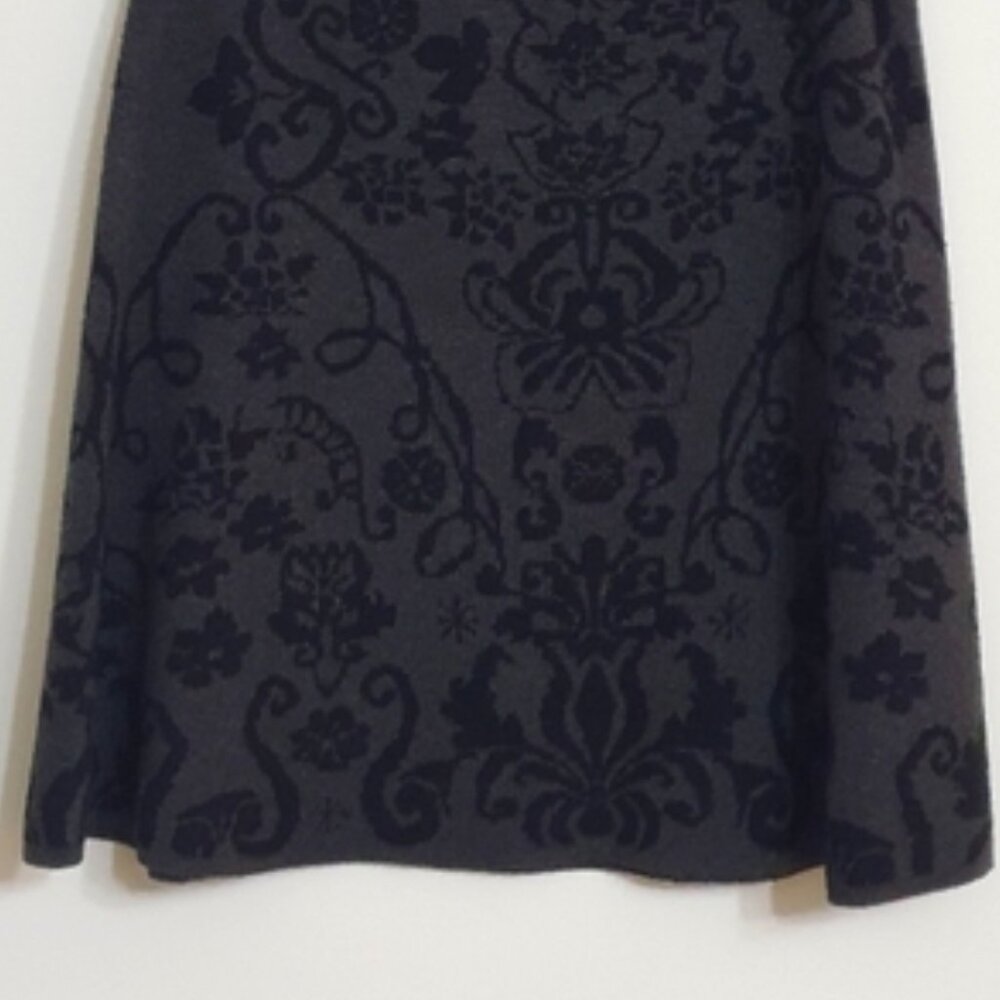 Spense black and gray floral pattern knit sweater flare skirt.